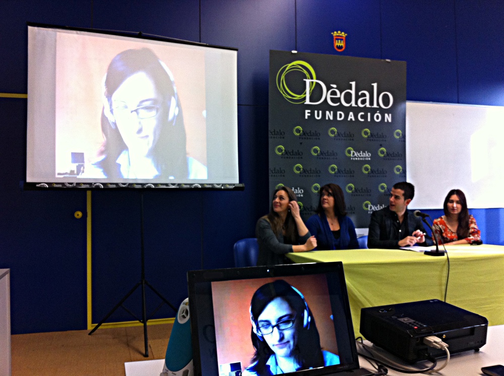 En la foto, de izquierda a derecha, aparecen: en pantalla Beatriz Cabur, directora de InterTeatro; en la mesa, Mª Jose Doiz y Carmen Muro (Grupo ‘As de T’), Joaquim Torrents (Presidente de Fundación Dédalo), Pili Gil (Grupo ‘As de T’)